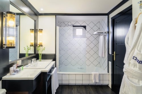 Ensuite bathroom at H10 Rubicon Palace in Playa Blanca, Lanzarote. Travel with World Lifetime Journeys