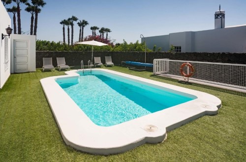 Bungalow swimming pool at Hyde Park Lane