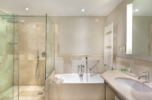 Ensuite bathroom at Grand Baia Resort in San Teodoro, Sardinia. Travel with World Lifetime Journeys