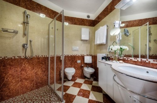 Ensuite bathroom at Luxor & Cairo Beach Resort in Lido di Jesolo, Italy. Travel with World Lifetime Journeys