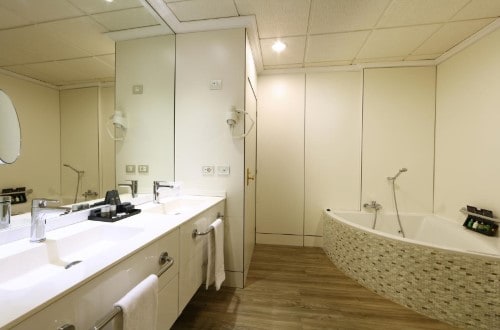 Ensuite bathroom at Sandos Papagayo Beach Resort in Playa Blanca, Lanzarote. Travel with World Lifetime Journeys