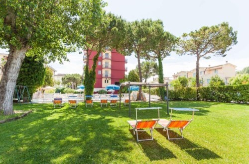 Hotel garden at Hotel Frank in Lido di Jesolo, Italy. Travel with World Lifetime Journeys