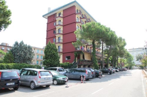 Outside hotel view at Hotel Frank in Lido di Jesolo, Italy. Travel with World Lifetime Journeys