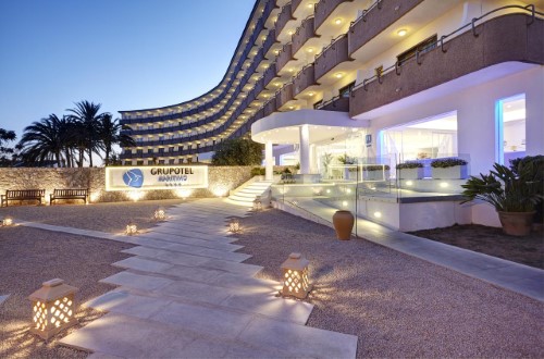 Main entrance at Grupotel Maritimo in Alcudia, Mallorca. Travel with World Lifetime Journeys