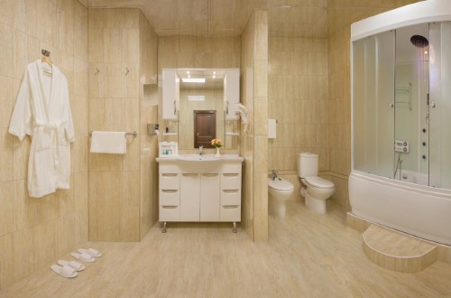 Ensuite bathroom at Hotel Prince Park in Moscow, Russia. Travel with World Lifetime Journeys