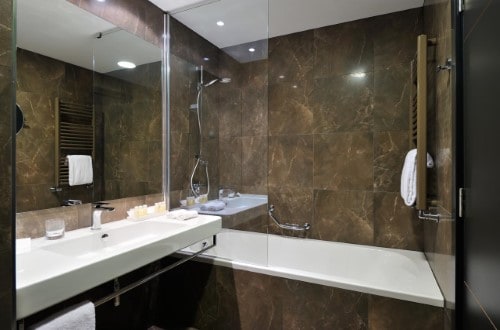 Ensuite bathroom at Radisson Blu Plaza Hotel Ljubljana in Sovenia. Travel with World Lifetime Journeys