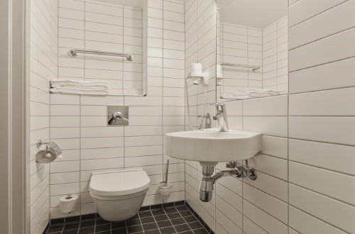 Ensuite bathroom at Thon Hotel Munch in Oslo, Norway. Travel with World Lifetime Journeys